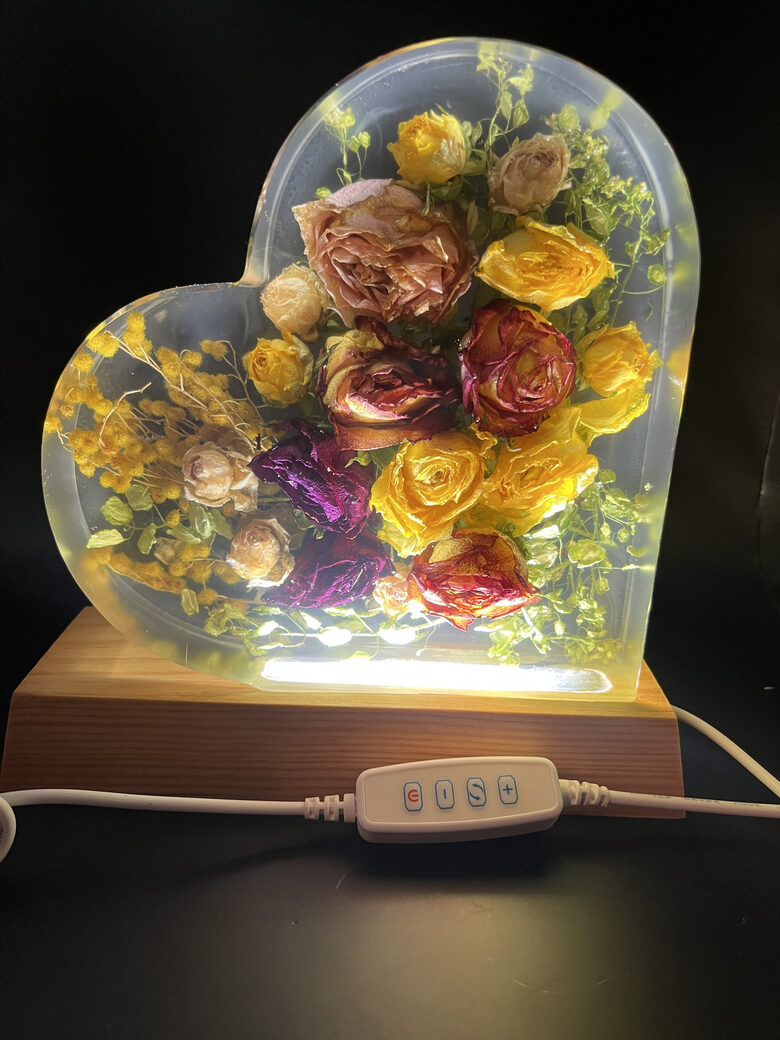 "SIRDS" 19 cm Epoksīda lampa ar dabas ziediem | SpiiidBotanics roku darbs